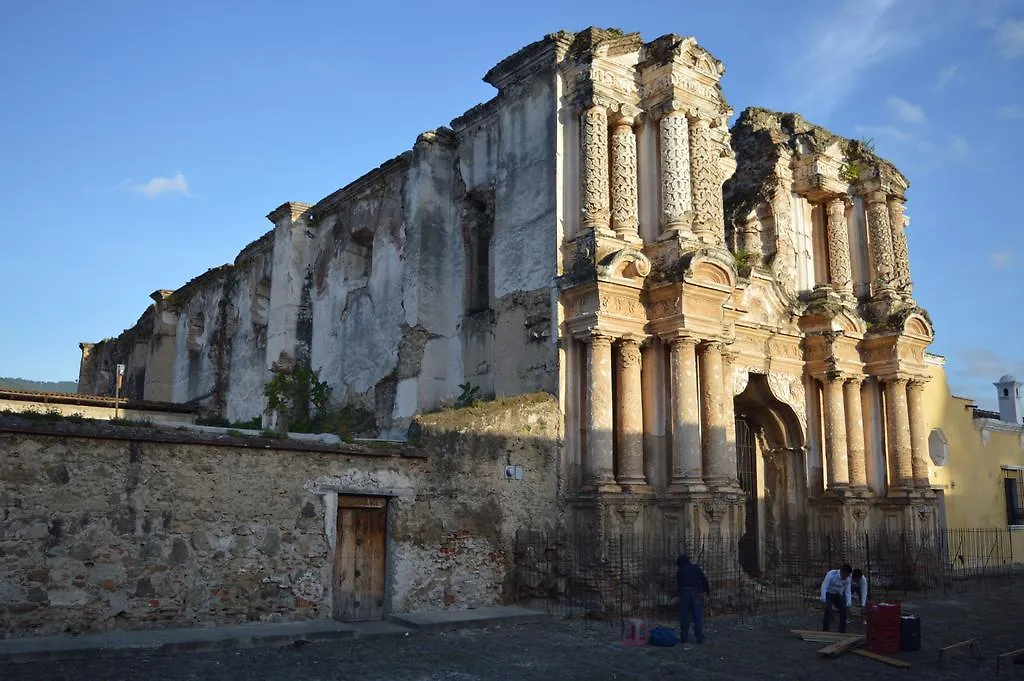 ***  Hotel Y Galeria Uxlabil Antigua Guatemala