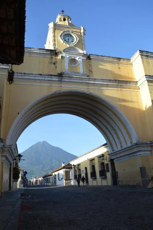 ***  Hotel Y Galeria Uxlabil Antigua Guatemala